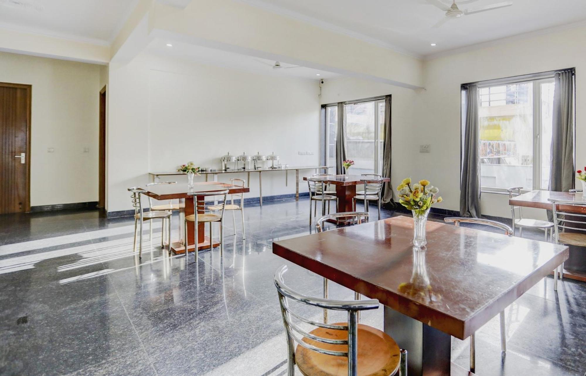 Super Town House Hi5 Aditya International Μπουμπάνεσβαρ Εξωτερικό φωτογραφία