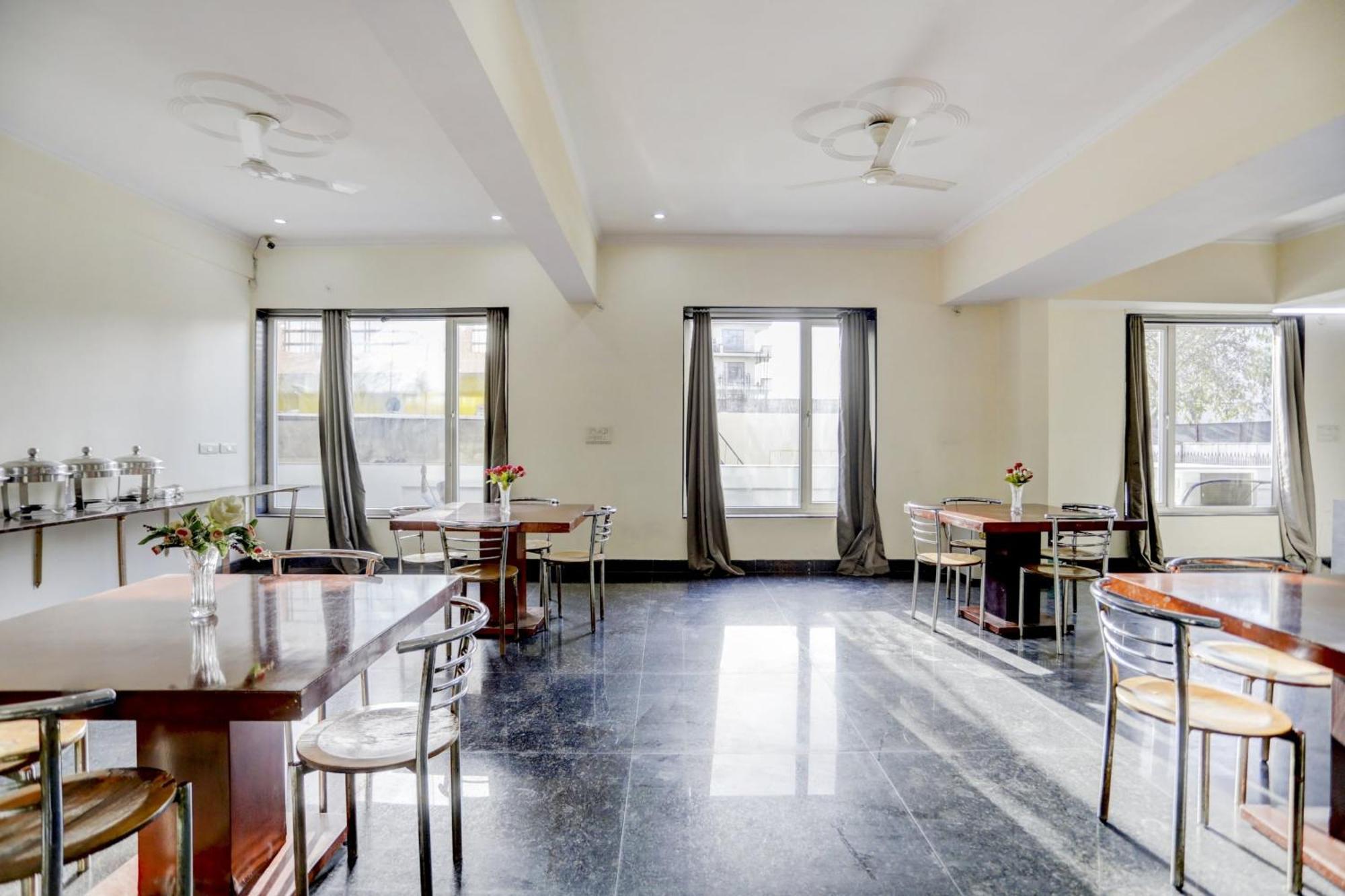 Super Town House Hi5 Aditya International Μπουμπάνεσβαρ Εξωτερικό φωτογραφία