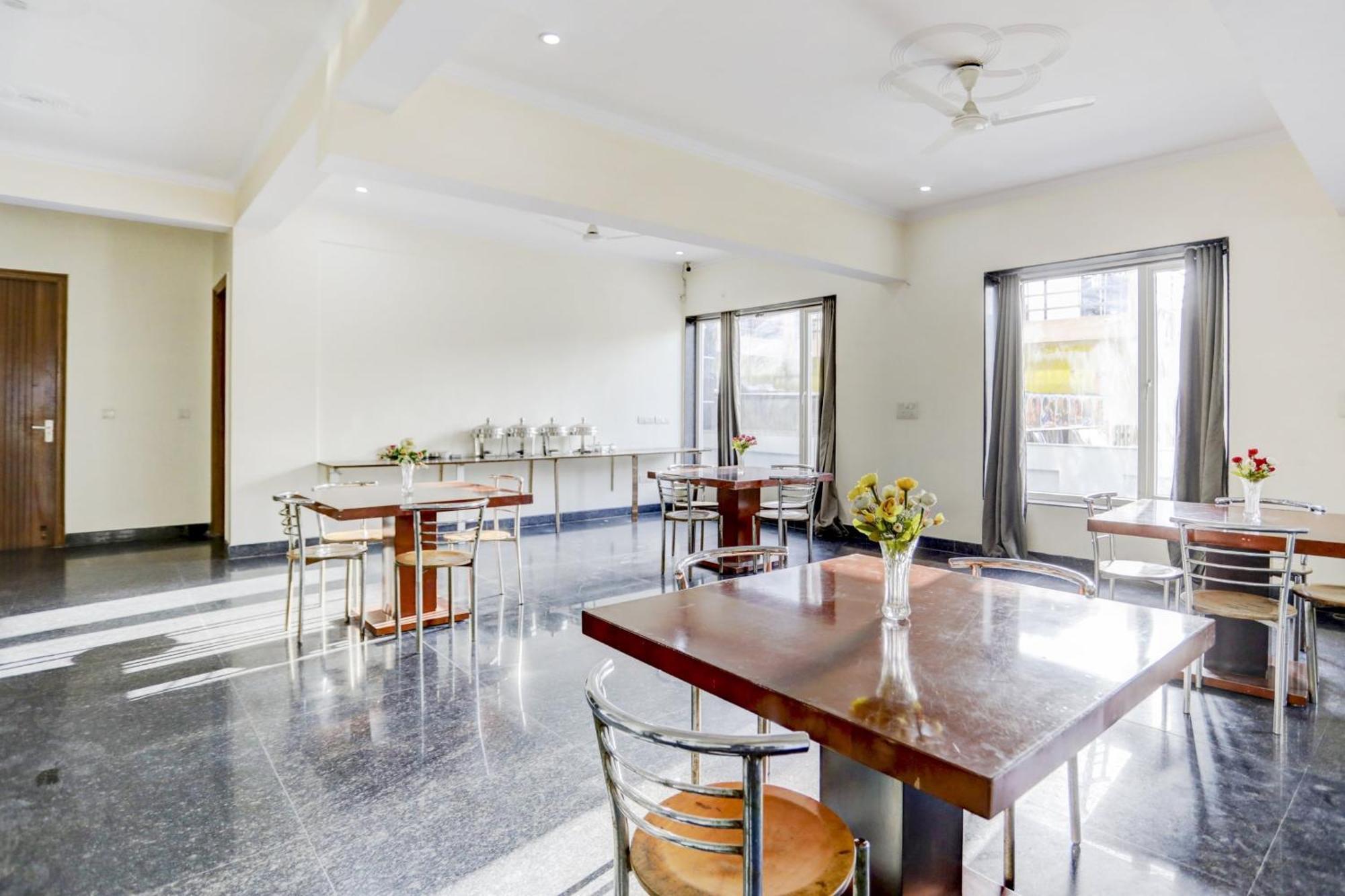 Super Town House Hi5 Aditya International Μπουμπάνεσβαρ Εξωτερικό φωτογραφία